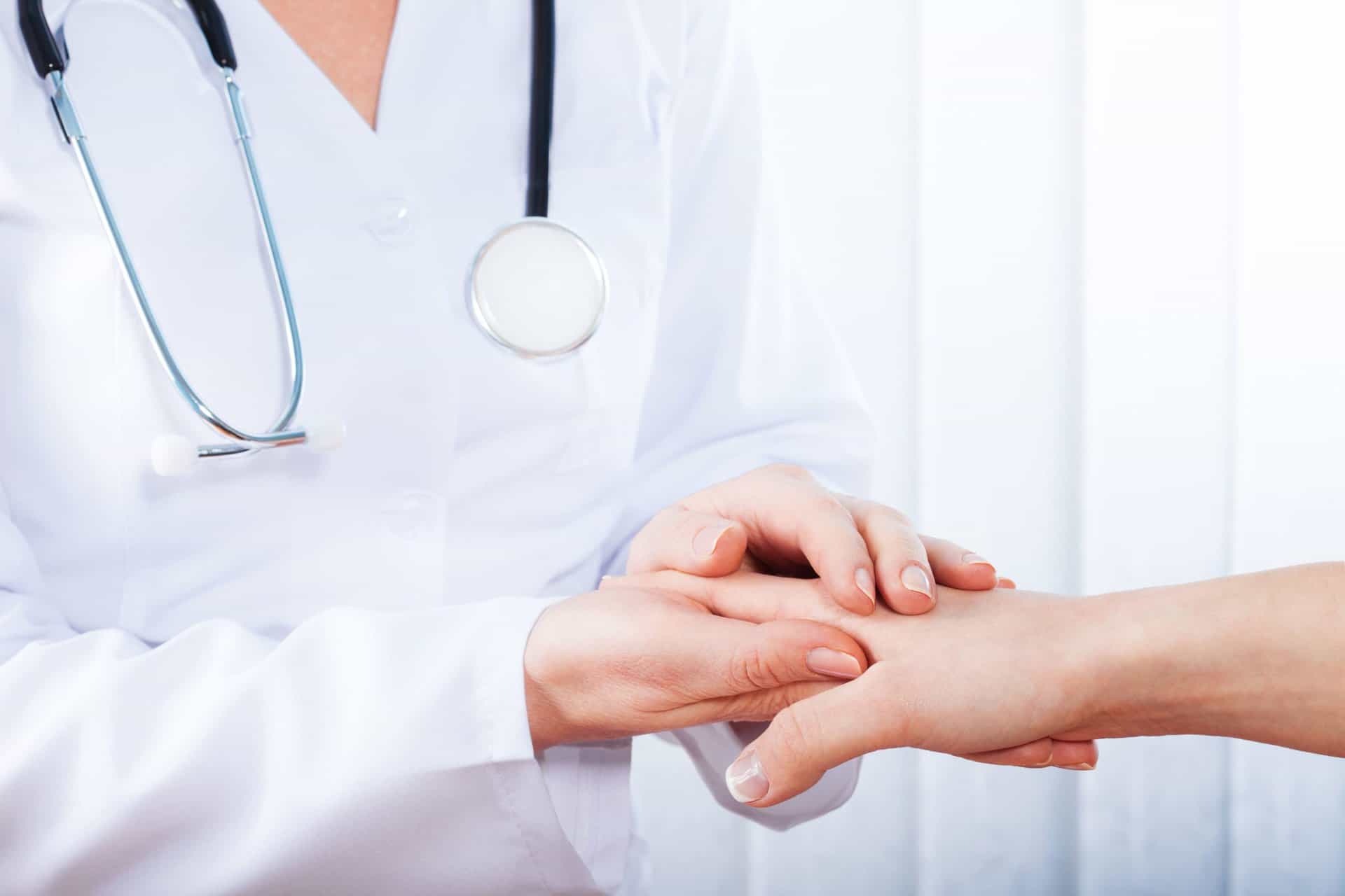 Arzt hält Hand von Patient