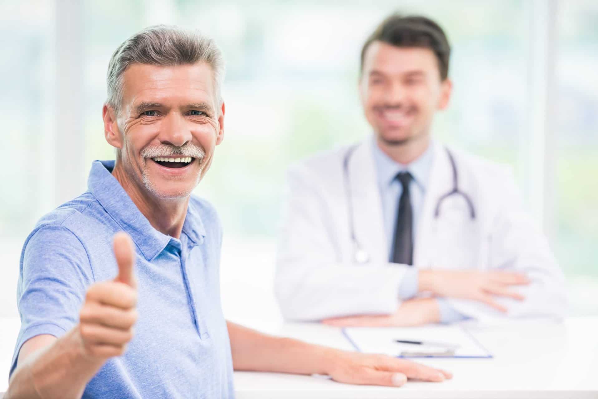 Patient zeigt Daumen hoch