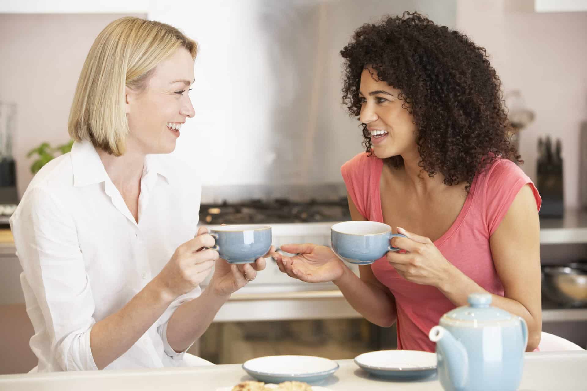 Zwei Frauen trinken gemeinsam Kaffee