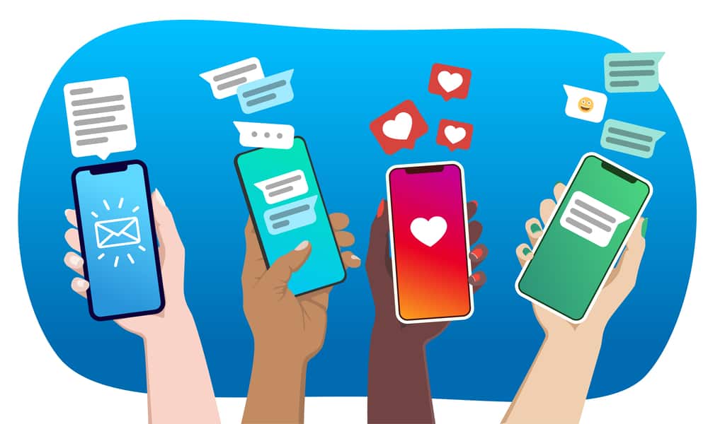 Verschiedene Hände halten Smartphones nach oben